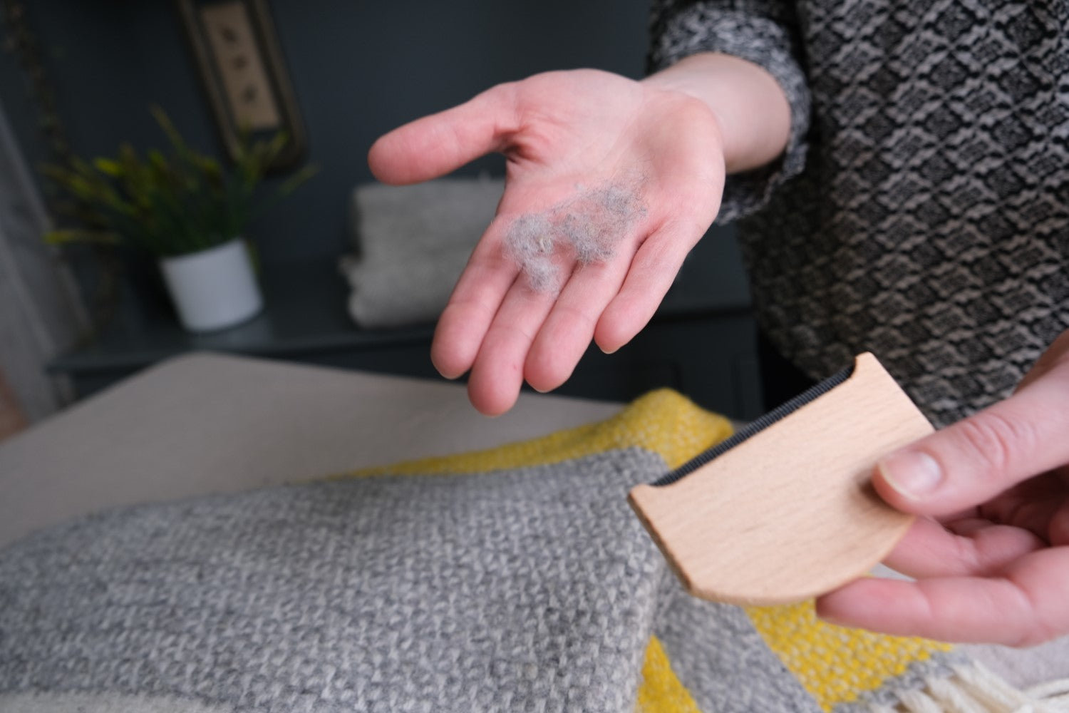 wool blanket with bobbles. how to de-bobble wool. De-pilling comb. How to take care of wool. 