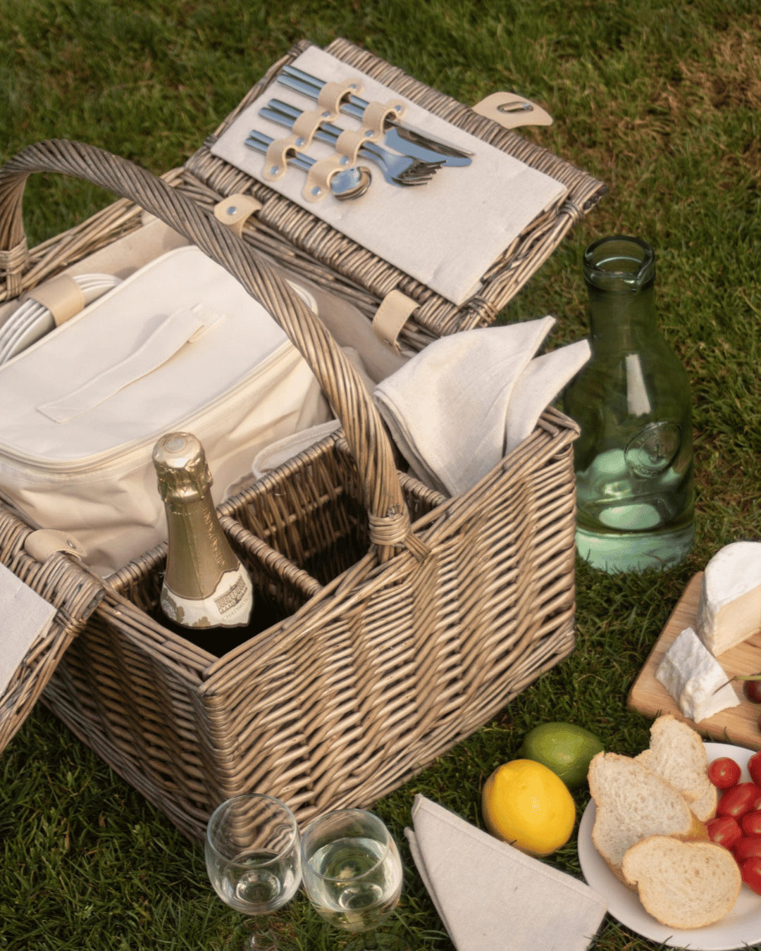 Woven picnic hamper for 4 in antique wash. Perfect for park trips and afternoons at the beach